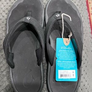 NWT women’s Olukai Ohana black flip flops size 8